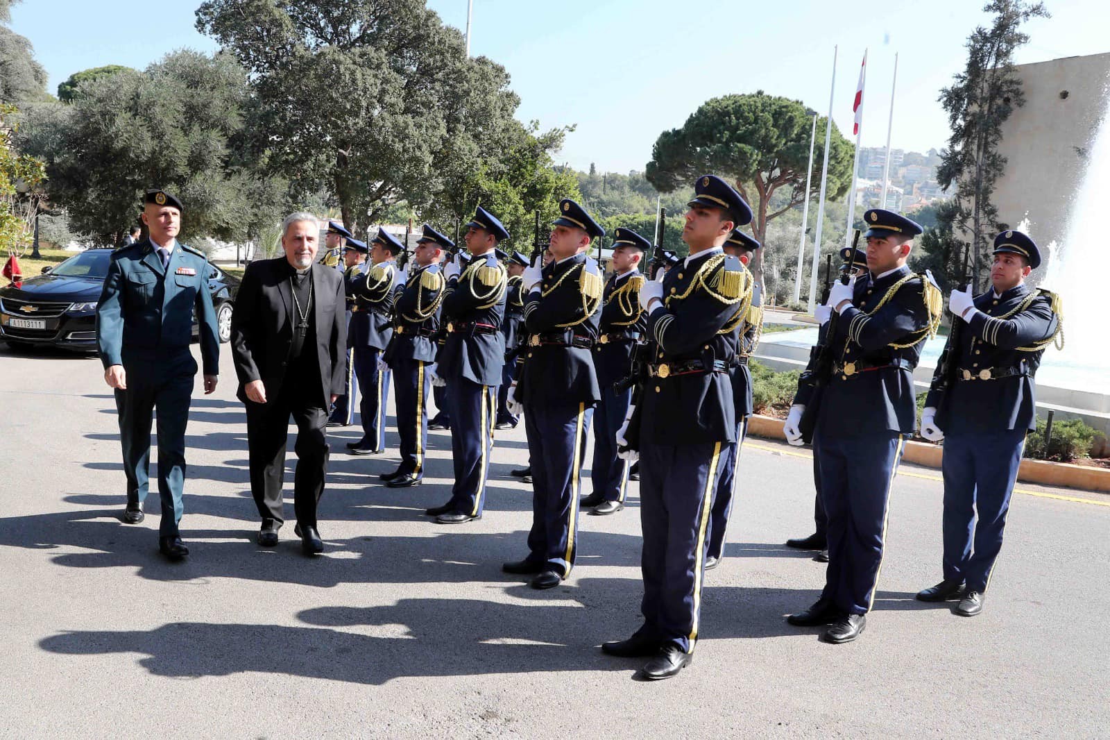 الرئيس عون مستقبلا القس جو قصاب رئيس المجمع الأعلى للطائفة الانجيلية على رأس وفد